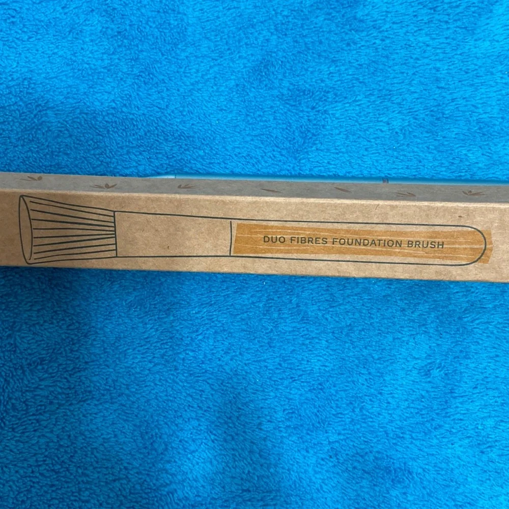 NIB The Body Shop Foundation Brush
